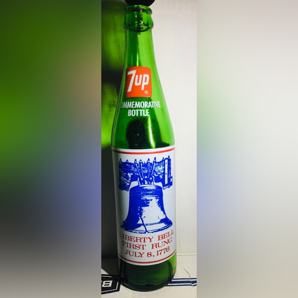1976 Commemorative Bottle 7 Up Salutes The United States 1776-1976 Bicentennial